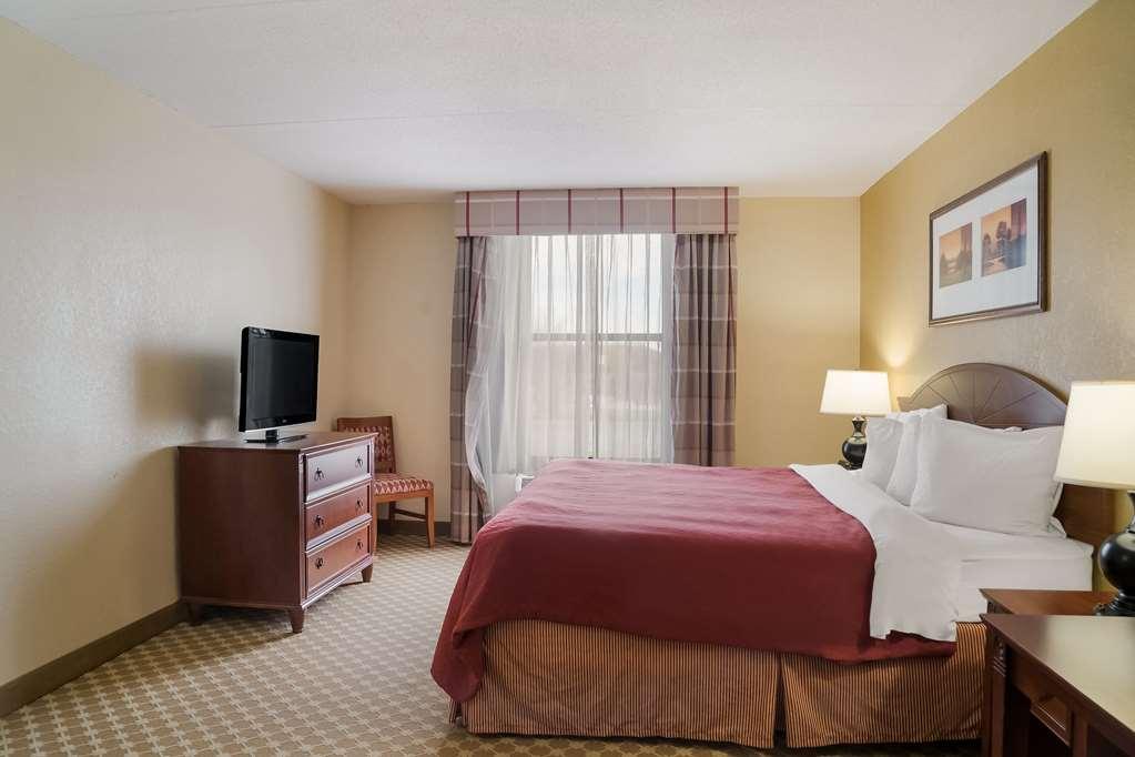 Quality Inn & Suites Saginaw Room photo